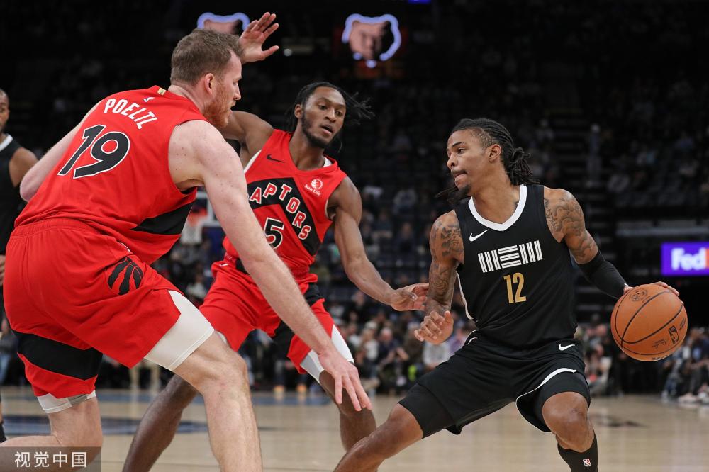 记者：阿苏埃性格腼腆，热心的特谢拉主动为他架起沟通的桥梁.